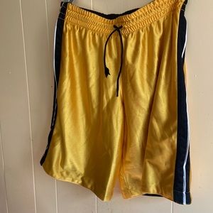 Fantastic boxing shorts. No tag so 29 inch waist that stretches black lining